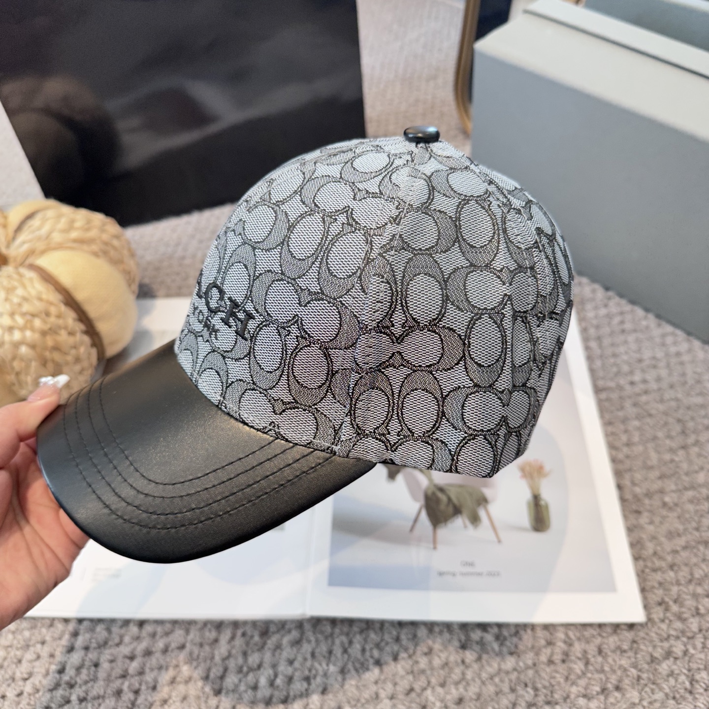  Coach蔻驰新款棒球帽
这款棒球帽真的百搭不过时，性价比也很高，美到逆袭～