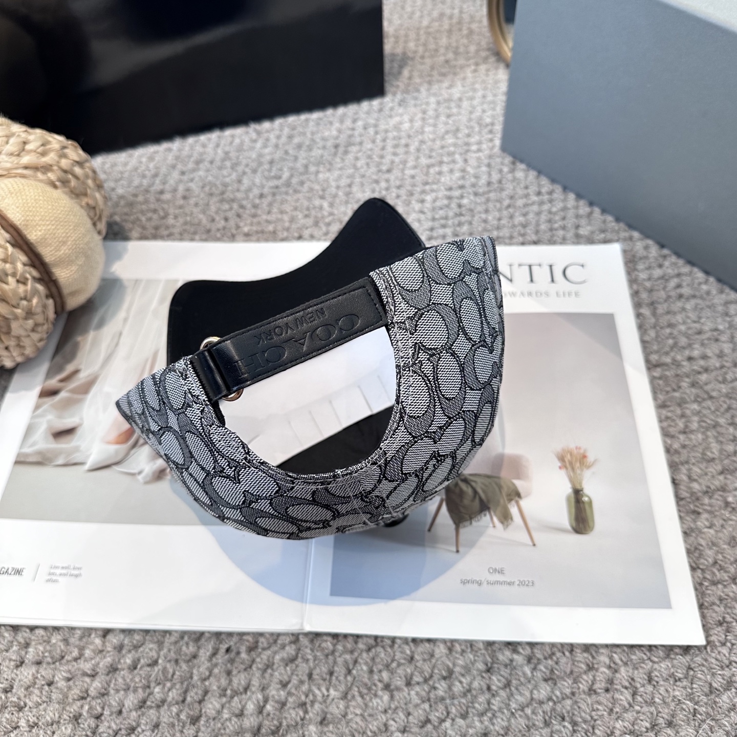  Coach蔻驰新款棒球帽
这款棒球帽真的百搭不过时，性价比也很高，美到逆袭～