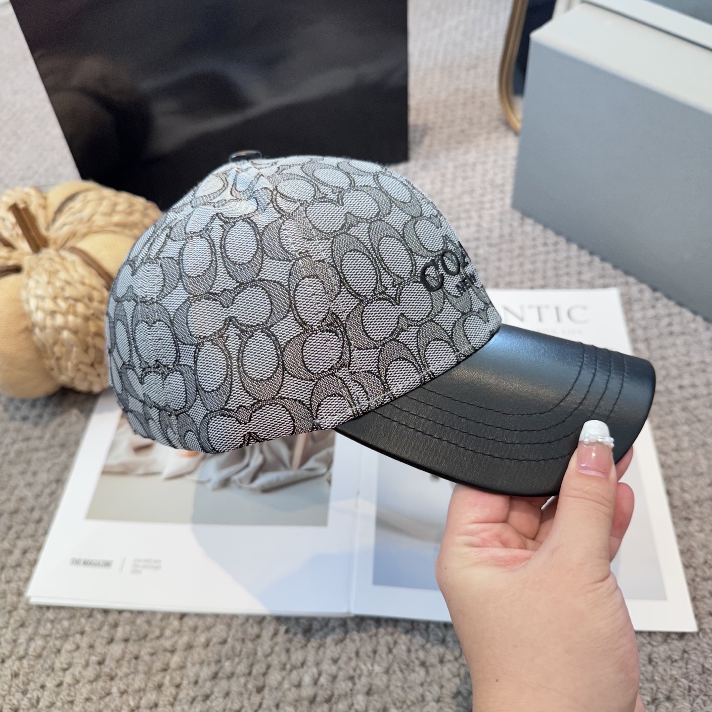  Coach蔻驰新款棒球帽
这款棒球帽真的百搭不过时，性价比也很高，美到逆袭～