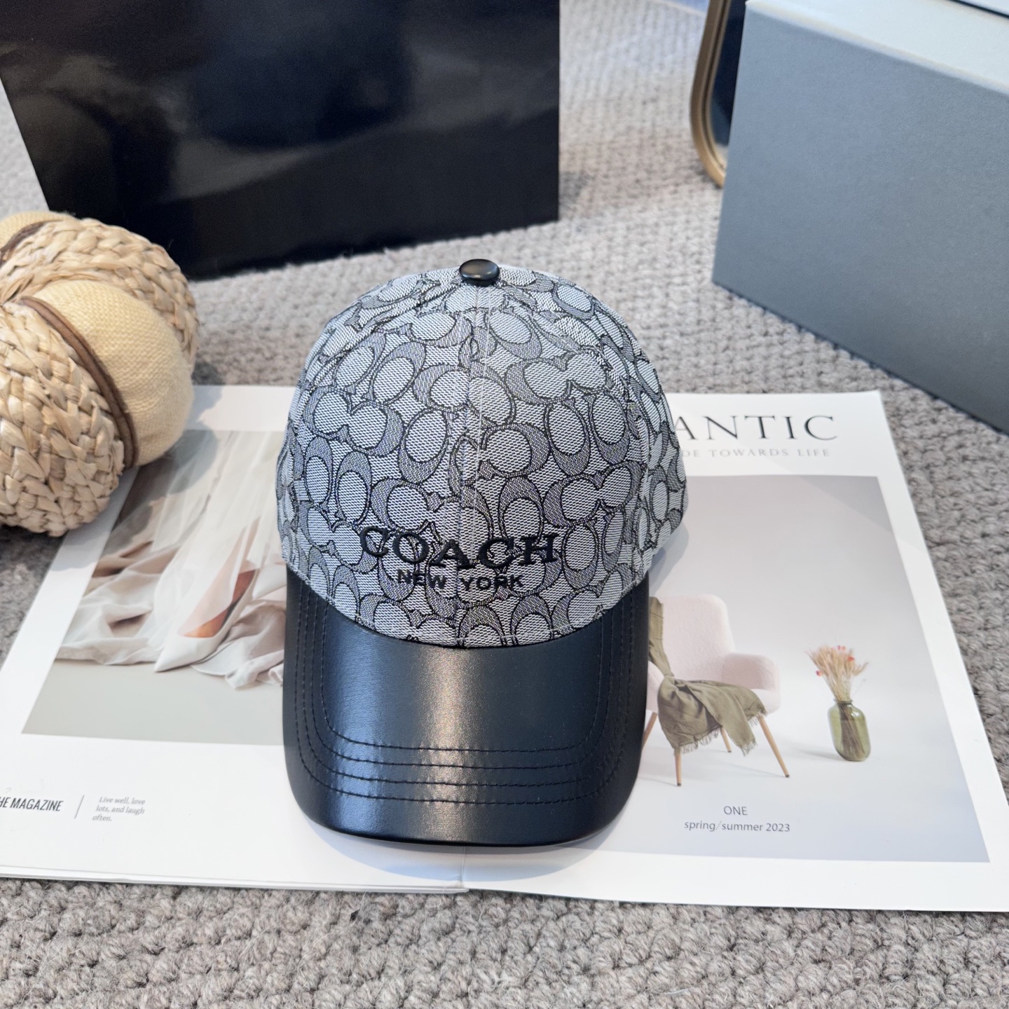  Coach蔻驰新款棒球帽
这款棒球帽真的百搭不过时，性价比也很高，美到逆袭～