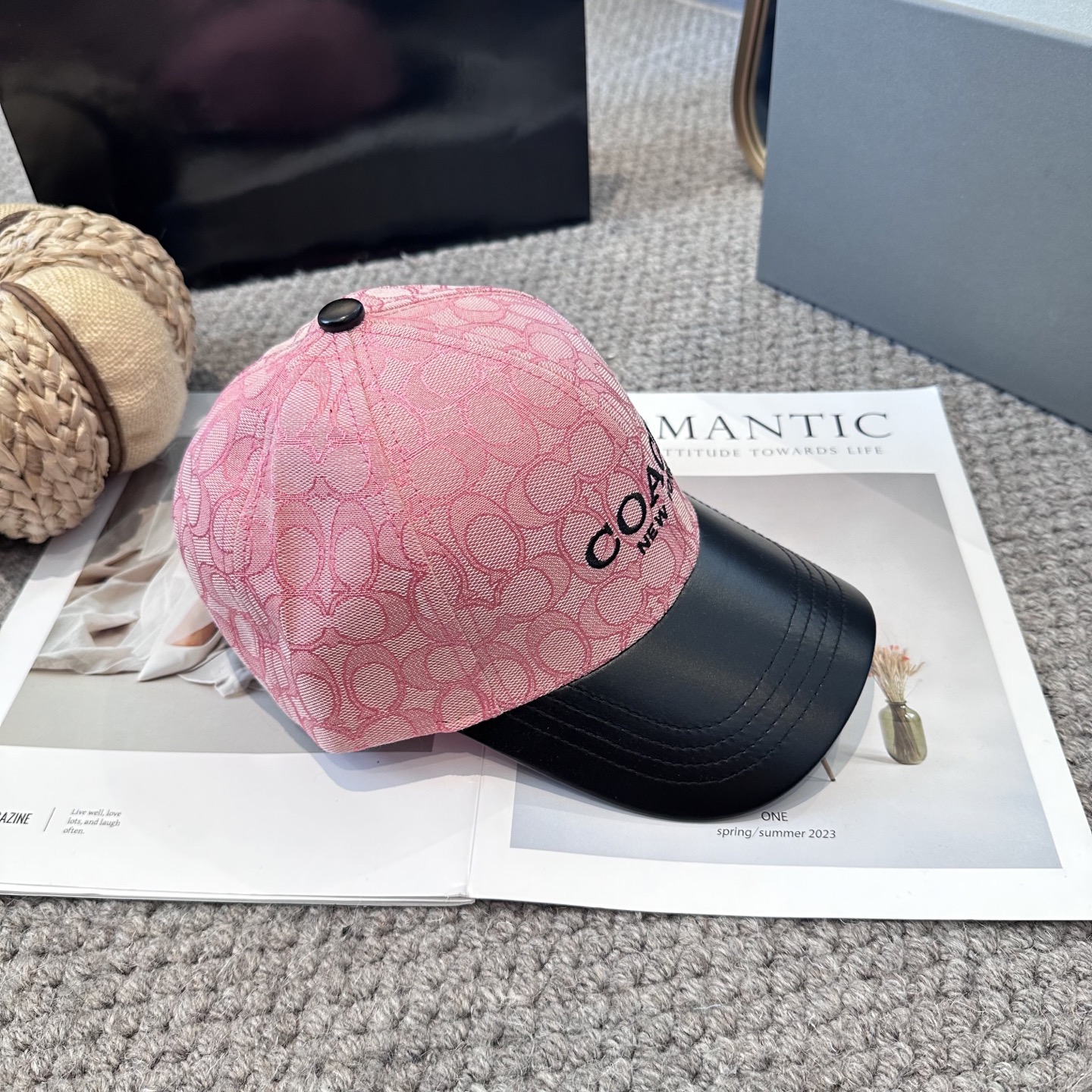  Coach蔻驰新款棒球帽
这款棒球帽真的百搭不过时，性价比也很高，美到逆袭～