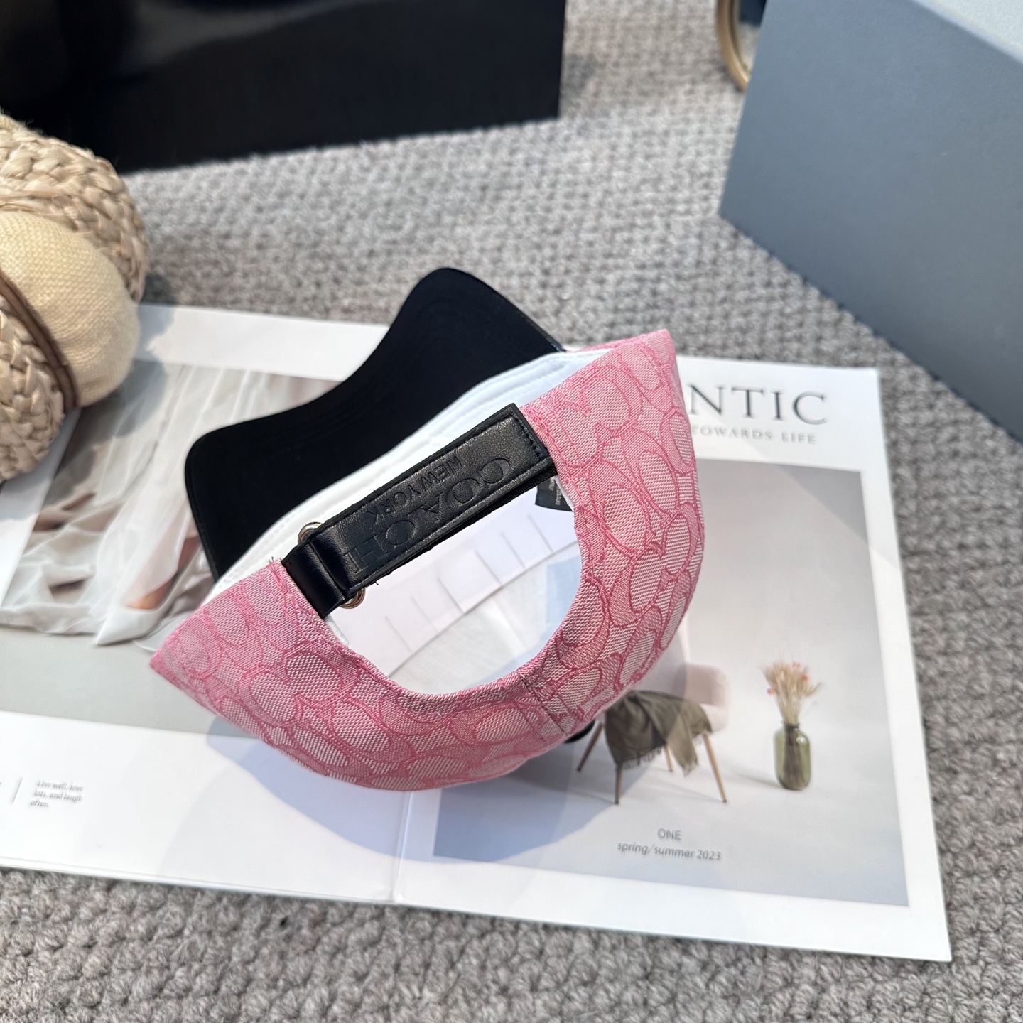  Coach蔻驰新款棒球帽
这款棒球帽真的百搭不过时，性价比也很高，美到逆袭～