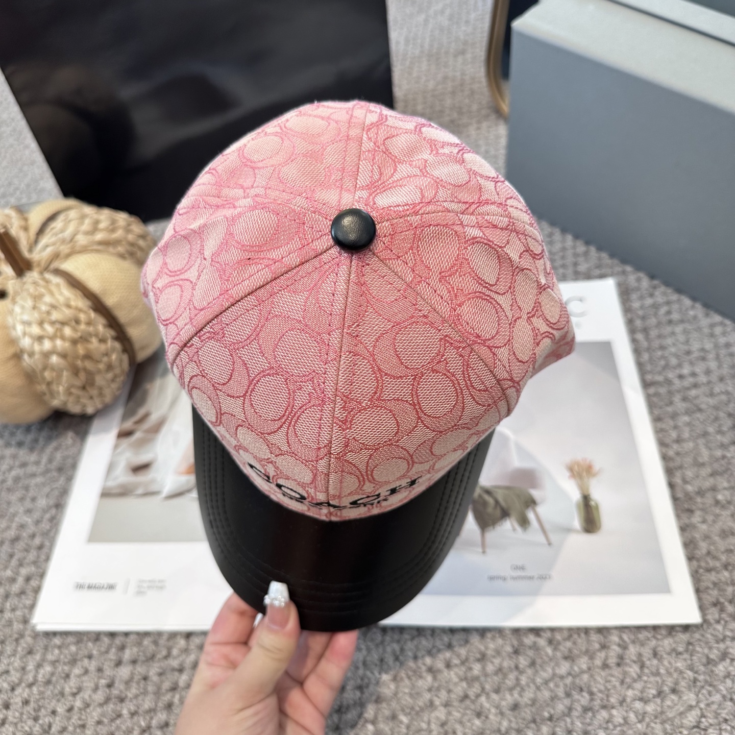  Coach蔻驰新款棒球帽
这款棒球帽真的百搭不过时，性价比也很高，美到逆袭～