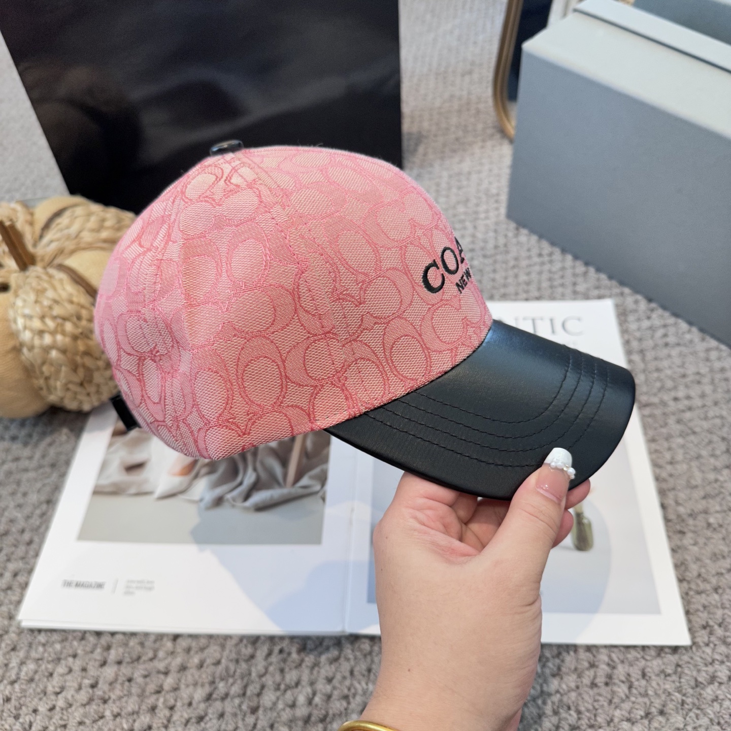  Coach蔻驰新款棒球帽
这款棒球帽真的百搭不过时，性价比也很高，美到逆袭～