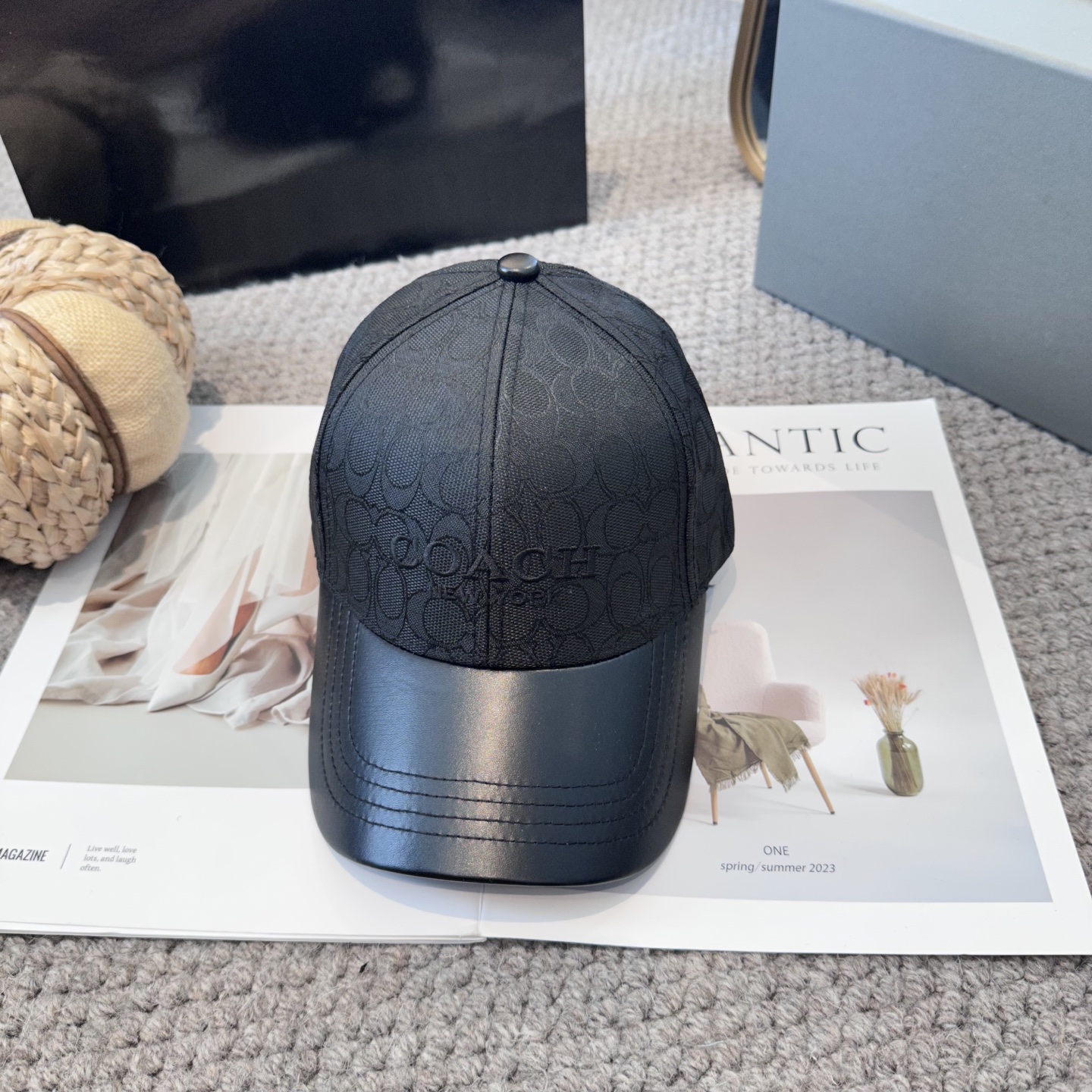  Coach蔻驰新款棒球帽
这款棒球帽真的百搭不过时，性价比也很高，美到逆袭～