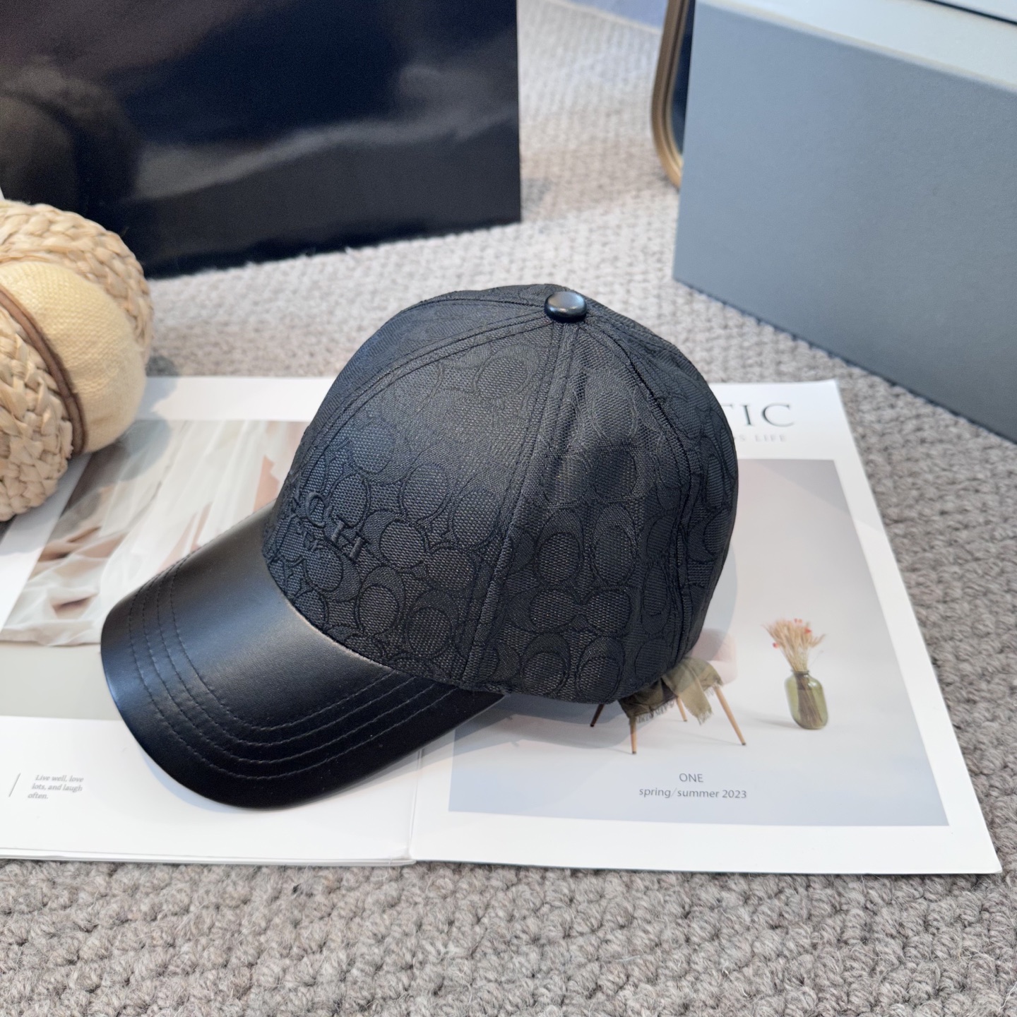  Coach蔻驰新款棒球帽
这款棒球帽真的百搭不过时，性价比也很高，美到逆袭～