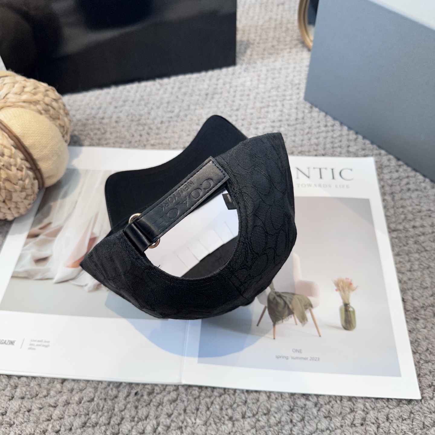  Coach蔻驰新款棒球帽
这款棒球帽真的百搭不过时，性价比也很高，美到逆袭～