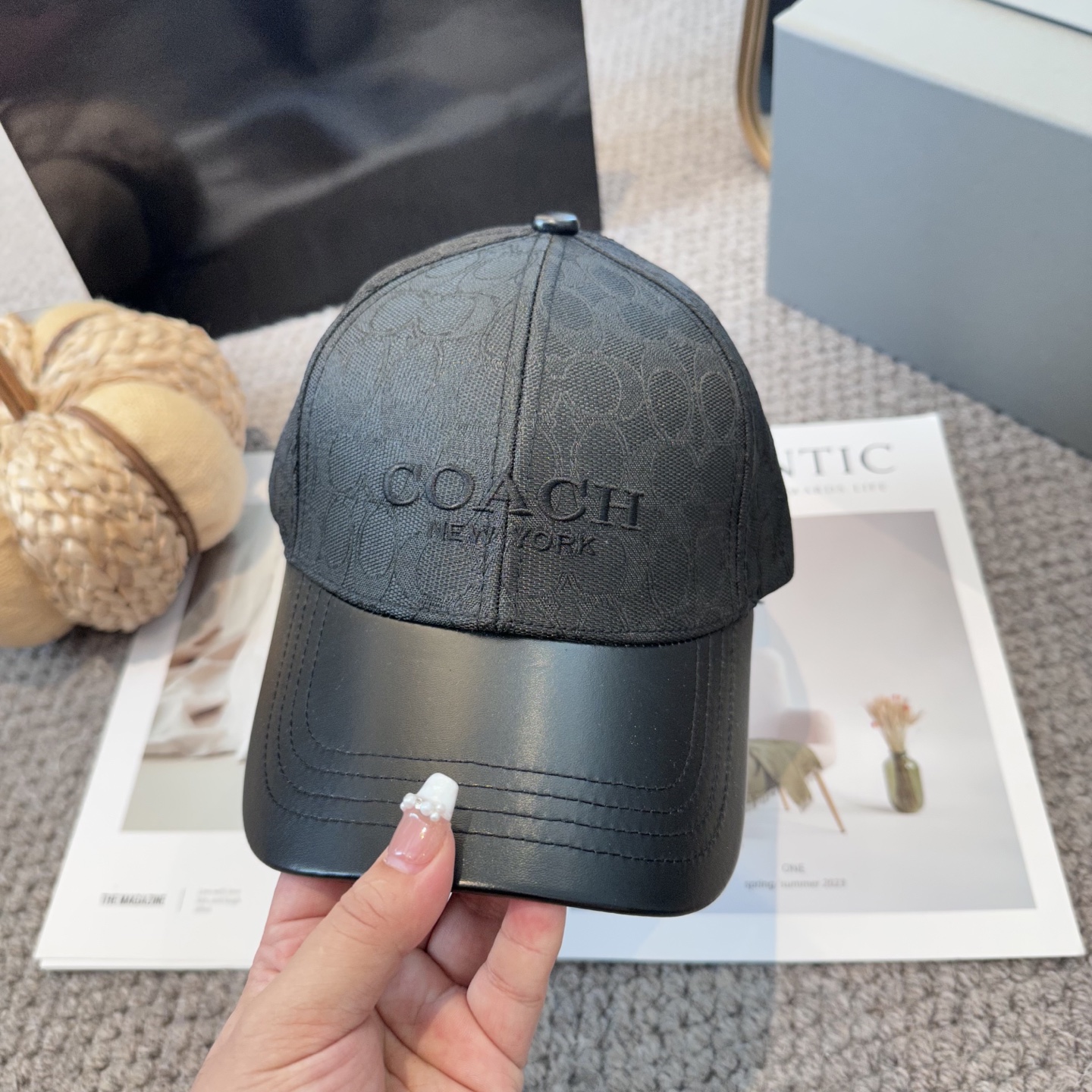  Coach蔻驰新款棒球帽
这款棒球帽真的百搭不过时，性价比也很高，美到逆袭～