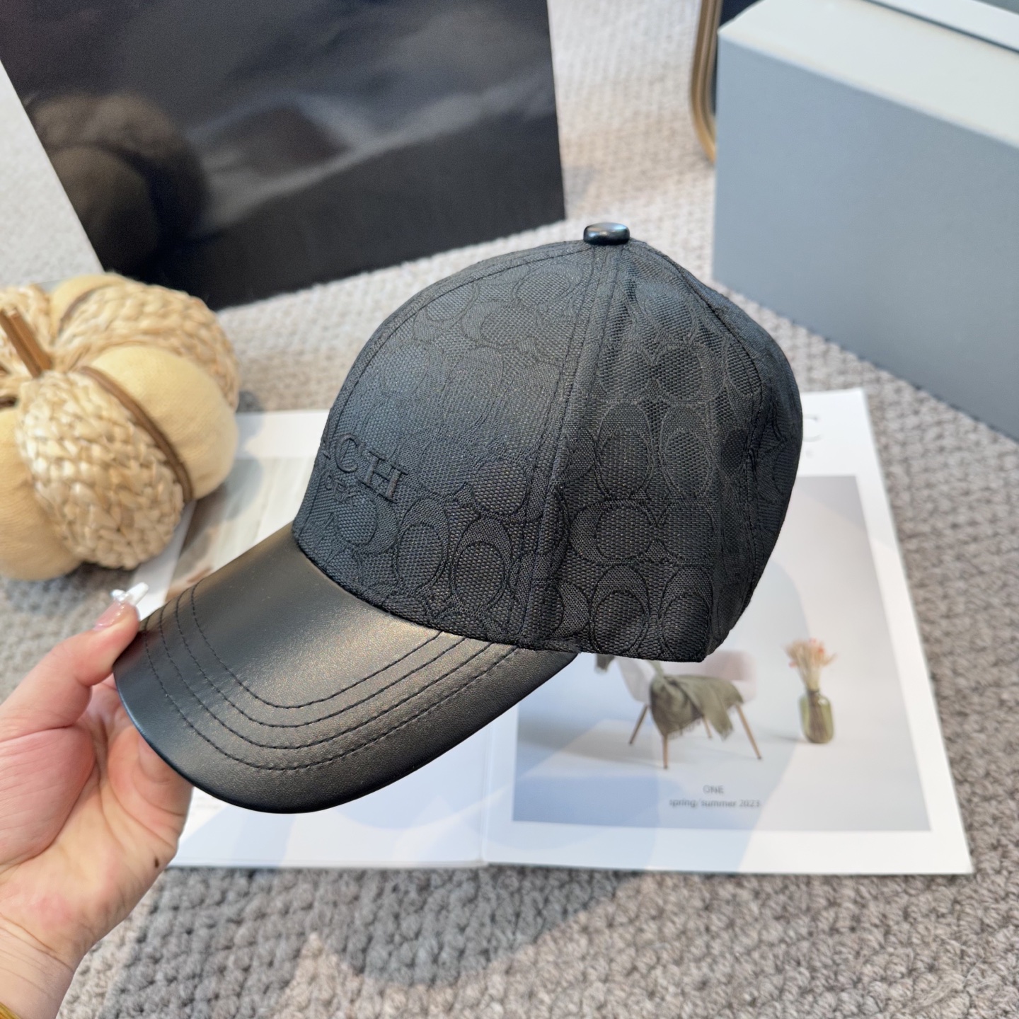  Coach蔻驰新款棒球帽
这款棒球帽真的百搭不过时，性价比也很高，美到逆袭～