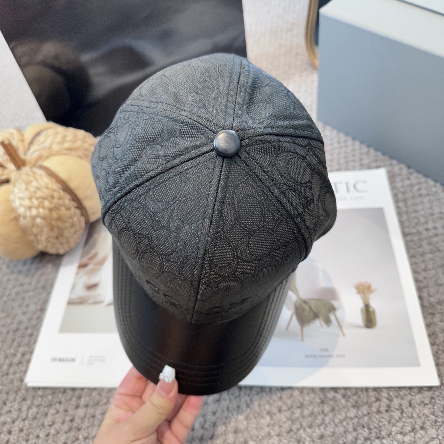  Coach蔻驰新款棒球帽
这款棒球帽真的百搭不过时，性价比也很高，美到逆袭～