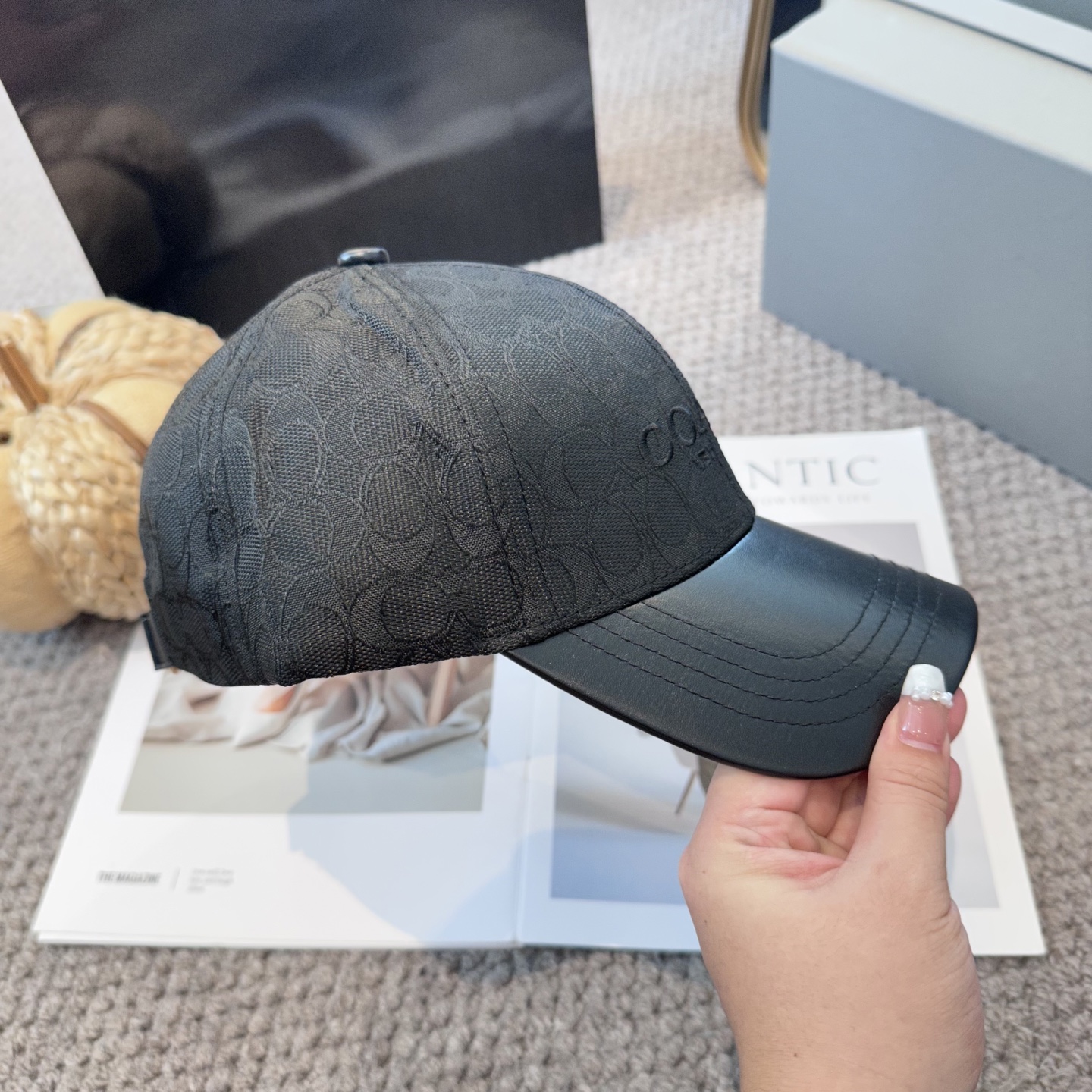  Coach蔻驰新款棒球帽
这款棒球帽真的百搭不过时，性价比也很高，美到逆袭～