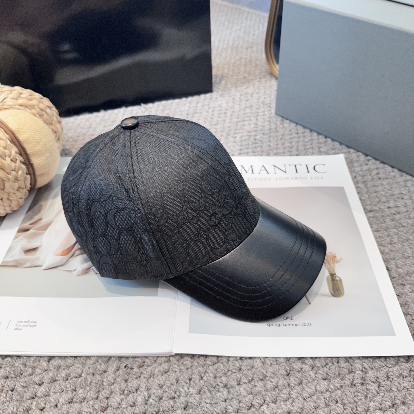  Coach蔻驰新款棒球帽
这款棒球帽真的百搭不过时，性价比也很高，美到逆袭～