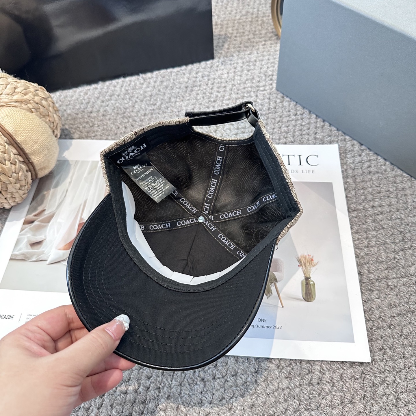  Coach蔻驰新款棒球帽
这款棒球帽真的百搭不过时，性价比也很高，美到逆袭～