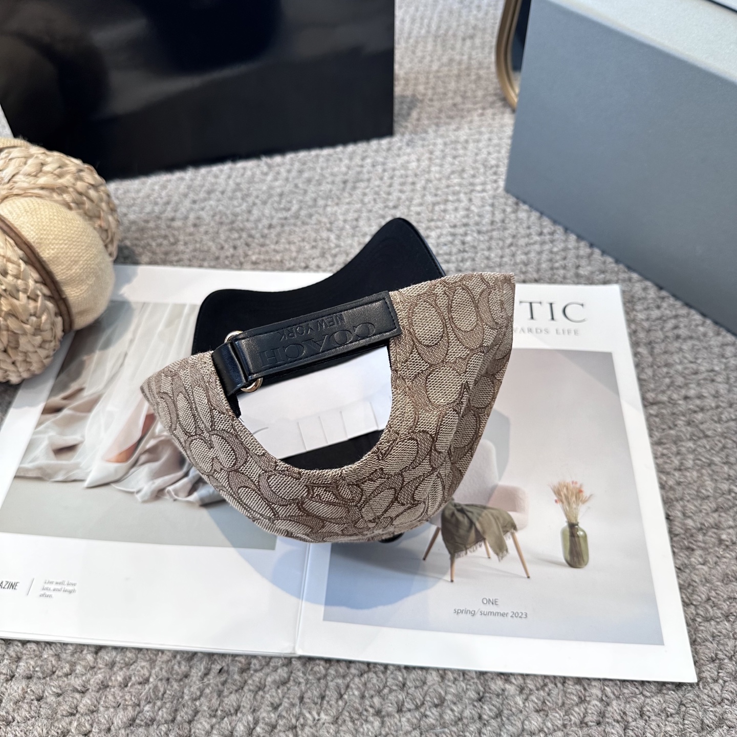  Coach蔻驰新款棒球帽
这款棒球帽真的百搭不过时，性价比也很高，美到逆袭～