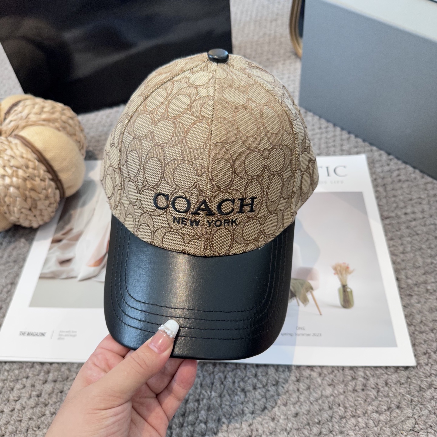  Coach蔻驰新款棒球帽
这款棒球帽真的百搭不过时，性价比也很高，美到逆袭～