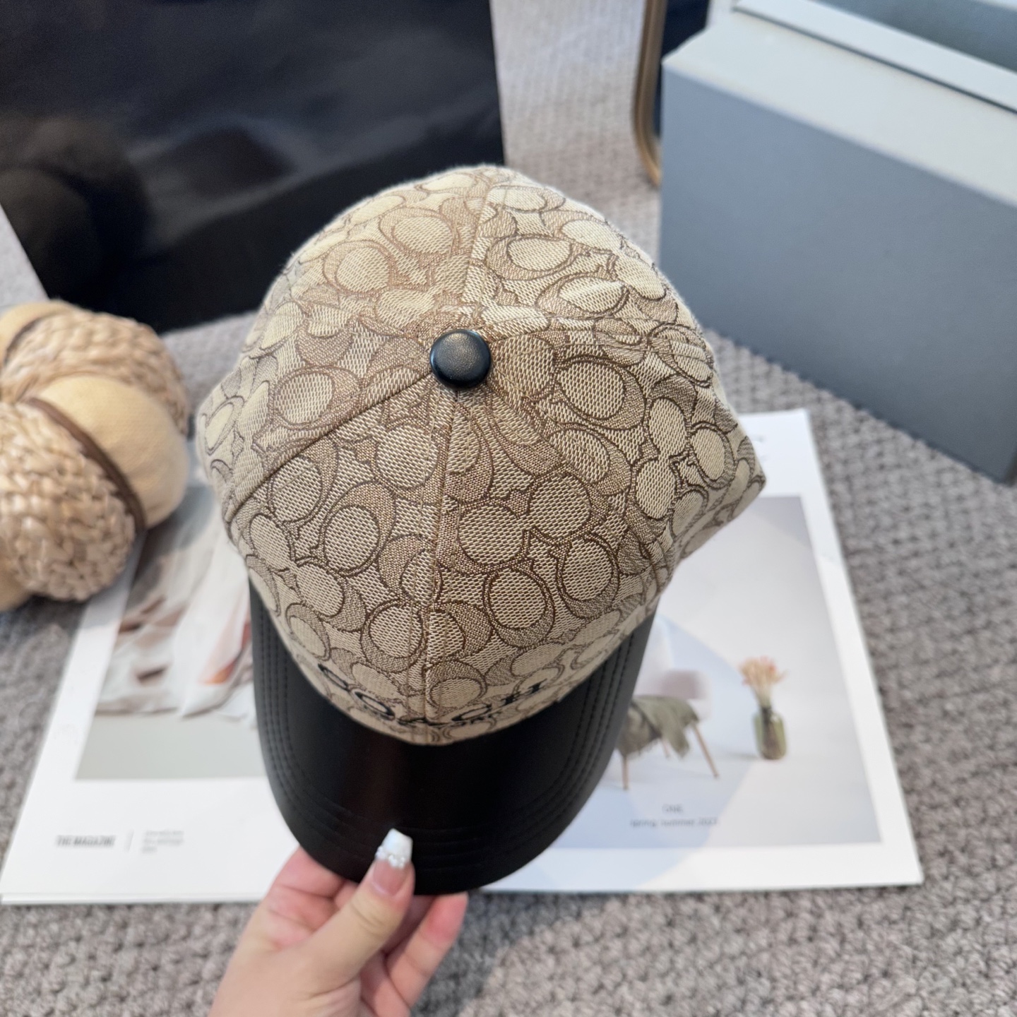  Coach蔻驰新款棒球帽
这款棒球帽真的百搭不过时，性价比也很高，美到逆袭～