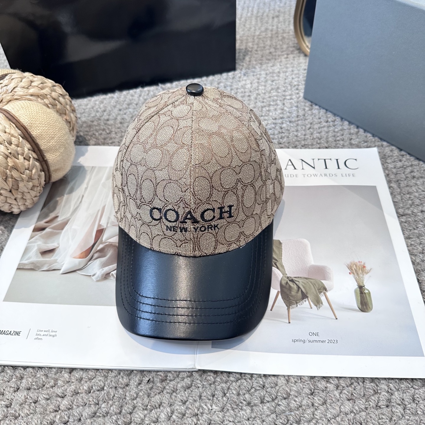  Coach蔻驰新款棒球帽
这款棒球帽真的百搭不过时，性价比也很高，美到逆袭～