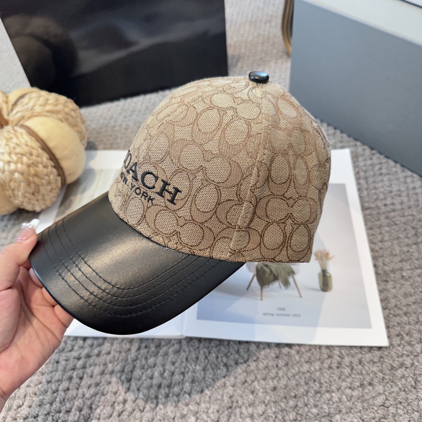  Coach蔻驰新款棒球帽
这款棒球帽真的百搭不过时，性价比也很高，美到逆袭～