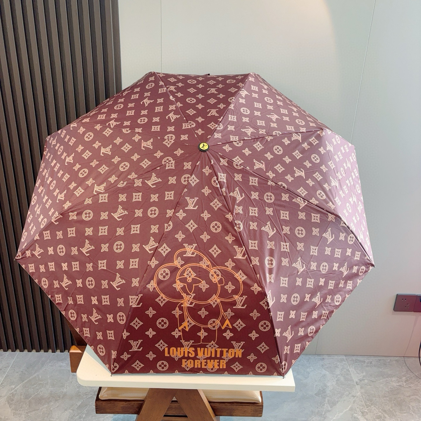 LOUIS VUITTON （路易威登）新款 三折自动折叠晴雨伞 新涂层技术深色伞面 拥有令人惊喜的遮光