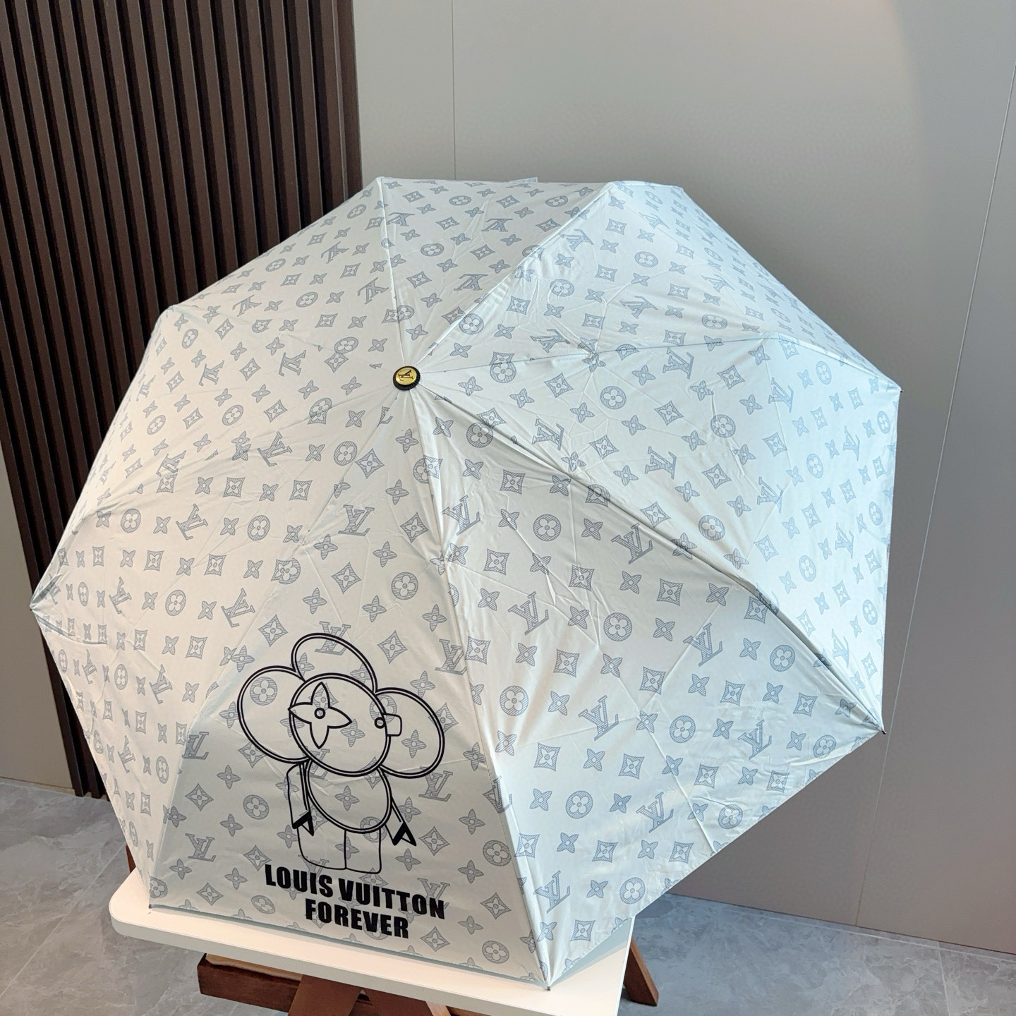 LOUIS VUITTON （路易威登）新款 三折自动折叠晴雨伞 新涂层技术深色伞面 拥有令人惊喜的遮光