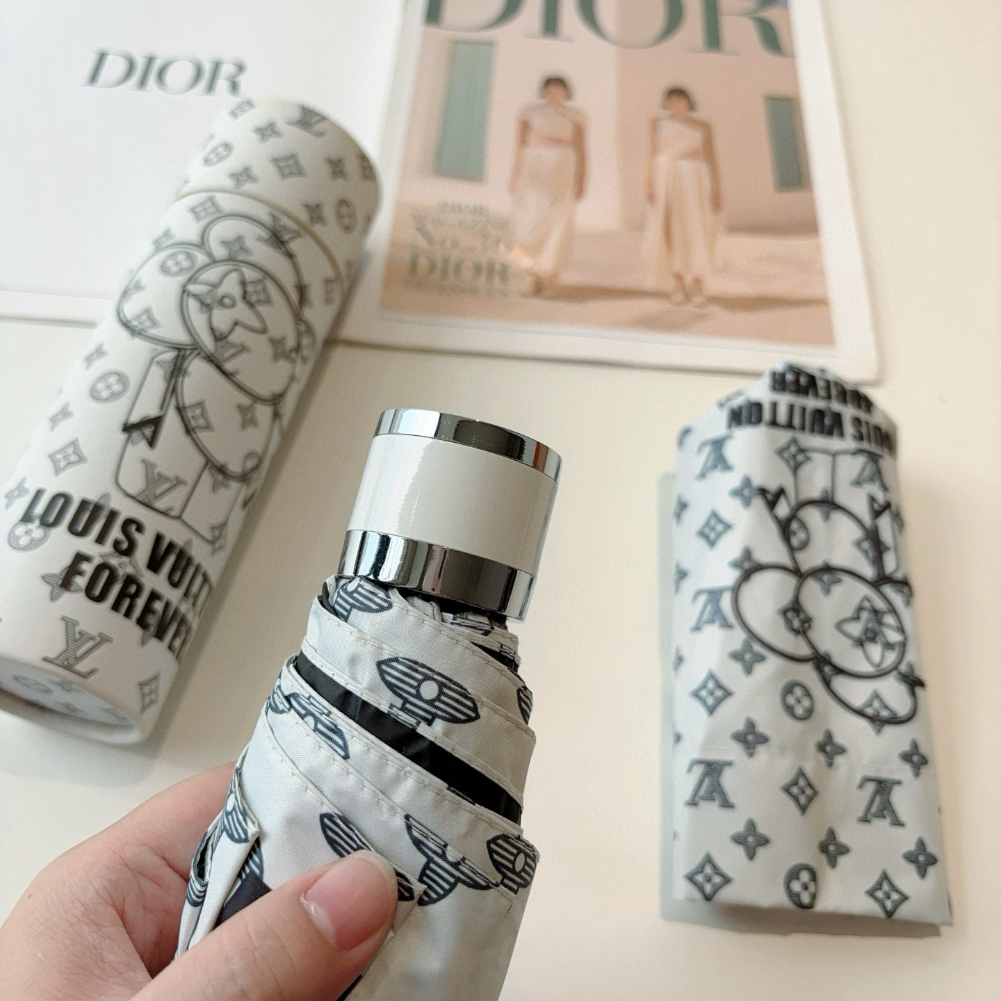   LOUIS VUITTON （路易威登）五折手开晴雨伞 新涂层技术深色伞面 拥有令人惊喜的遮光效果！