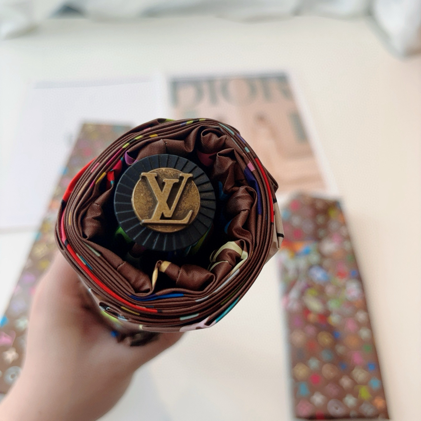 LOUIS VUITTON （路易威登）新款 三折自动折叠晴雨伞 新涂层技术深色伞面 拥有令人惊喜的遮光