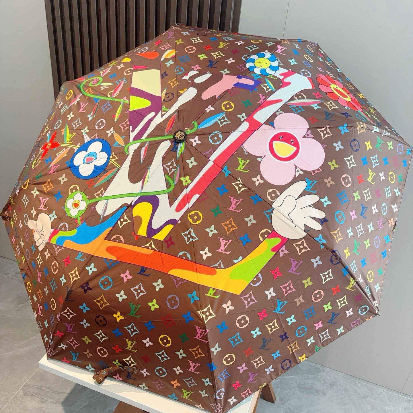LOUIS VUITTON （路易威登）新款 三折自动折叠晴雨伞 新涂层技术深色伞面 拥有令人惊喜的遮光