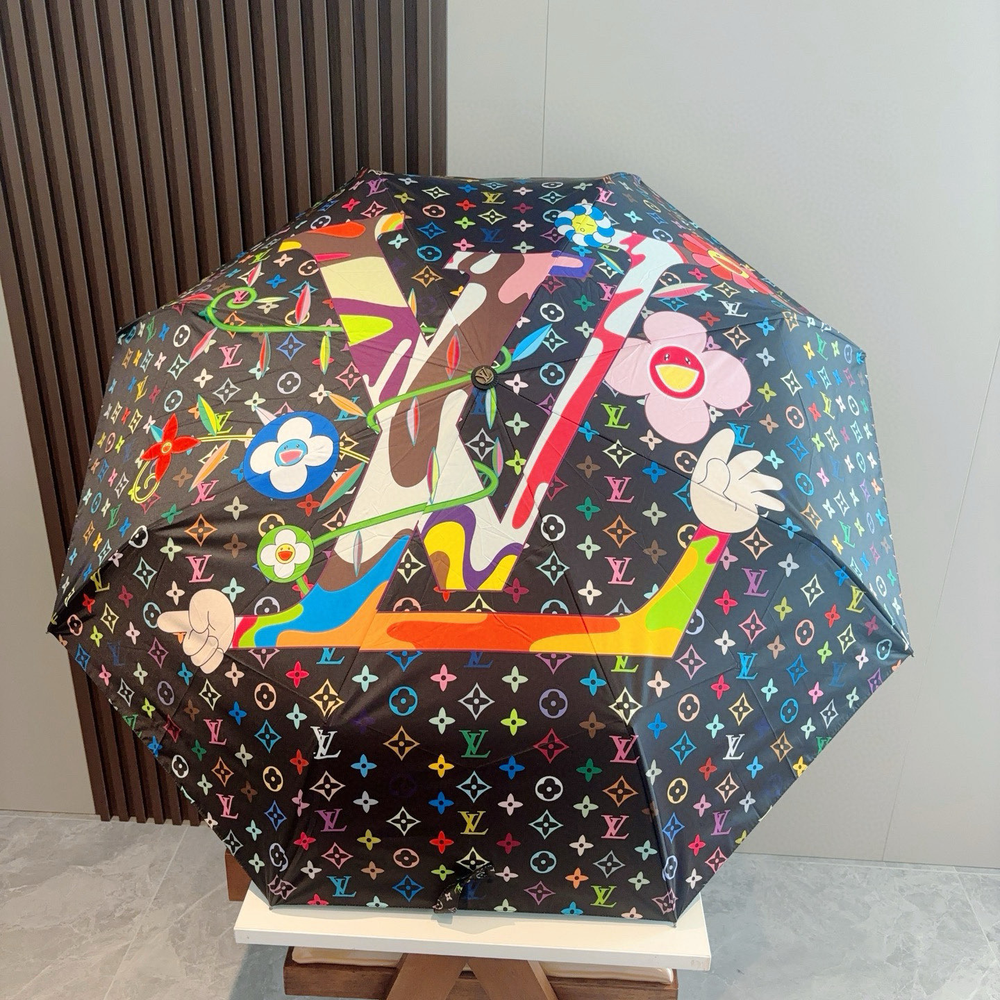LOUIS VUITTON （路易威登）新款 三折自动折叠晴雨伞 新涂层技术深色伞面 拥有令人惊喜的遮光