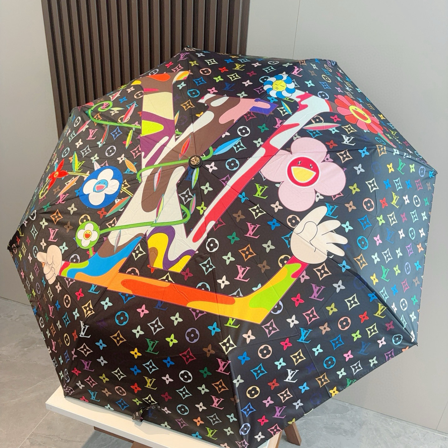 LOUIS VUITTON （路易威登）新款 三折自动折叠晴雨伞 新涂层技术深色伞面 拥有令人惊喜的遮光