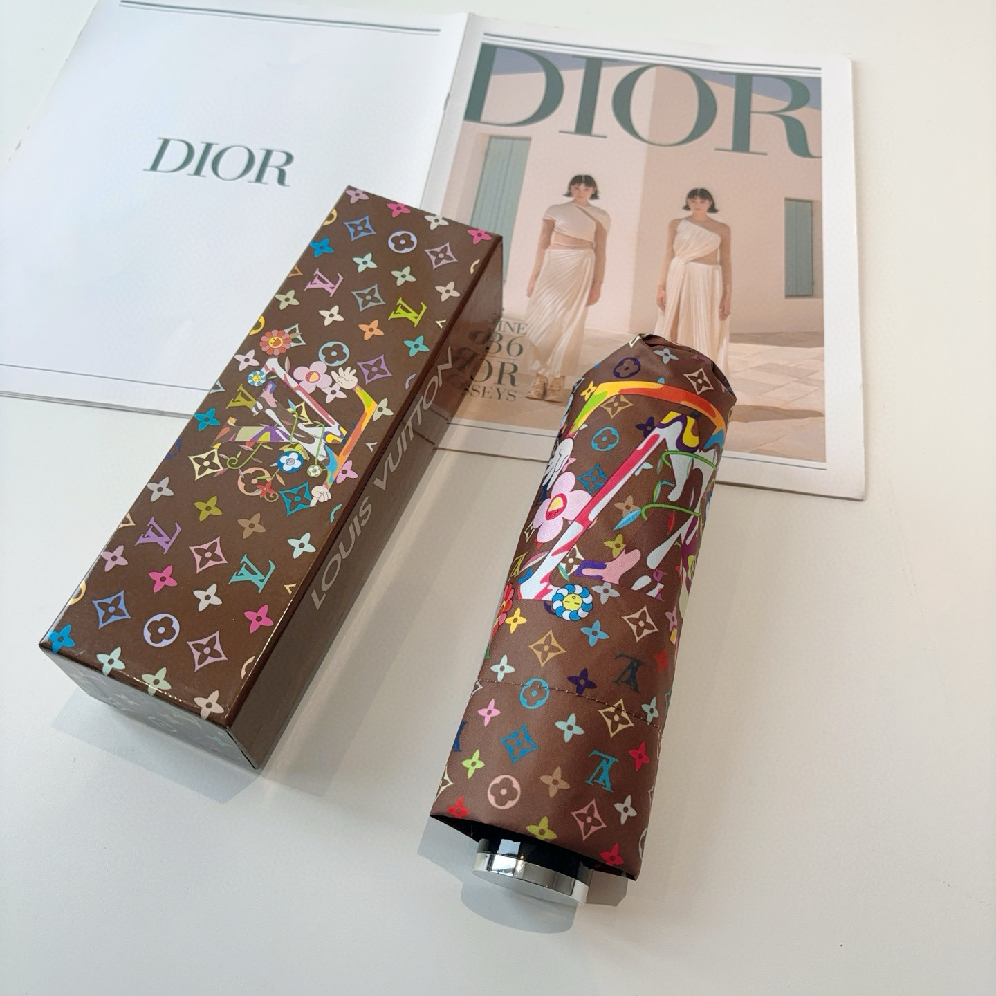   LOUIS VUITTON （路易威登）五折手开晴雨伞 新涂层技术深色伞面 拥有令人惊喜的遮光效果！