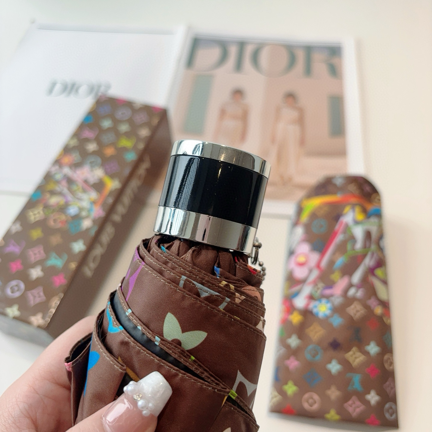  LOUIS VUITTON （路易威登）五折手开晴雨伞 新涂层技术深色伞面 拥有令人惊喜的遮光效果！