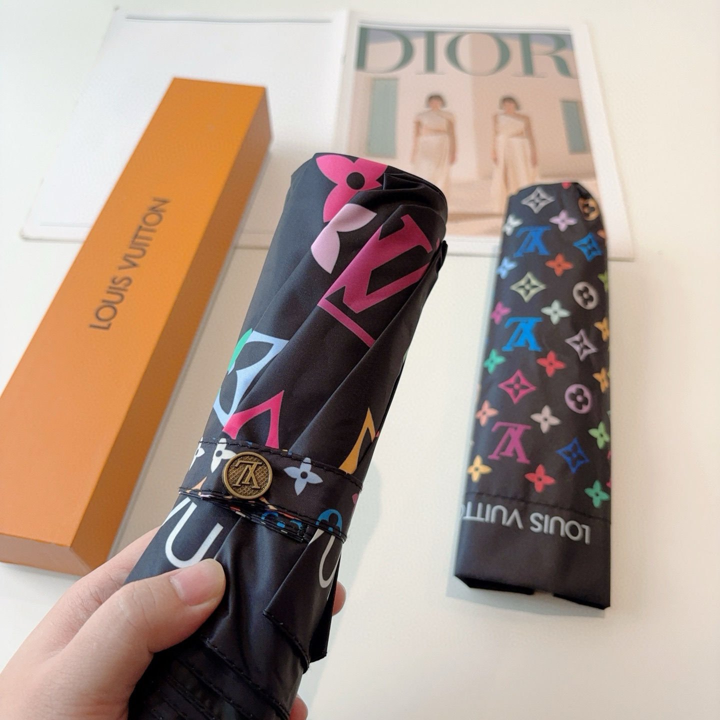  LOUIS VUITTON （路易威登）三折自动折叠晴雨伞 新涂层技术深色伞面 拥有令人惊喜的遮光效果