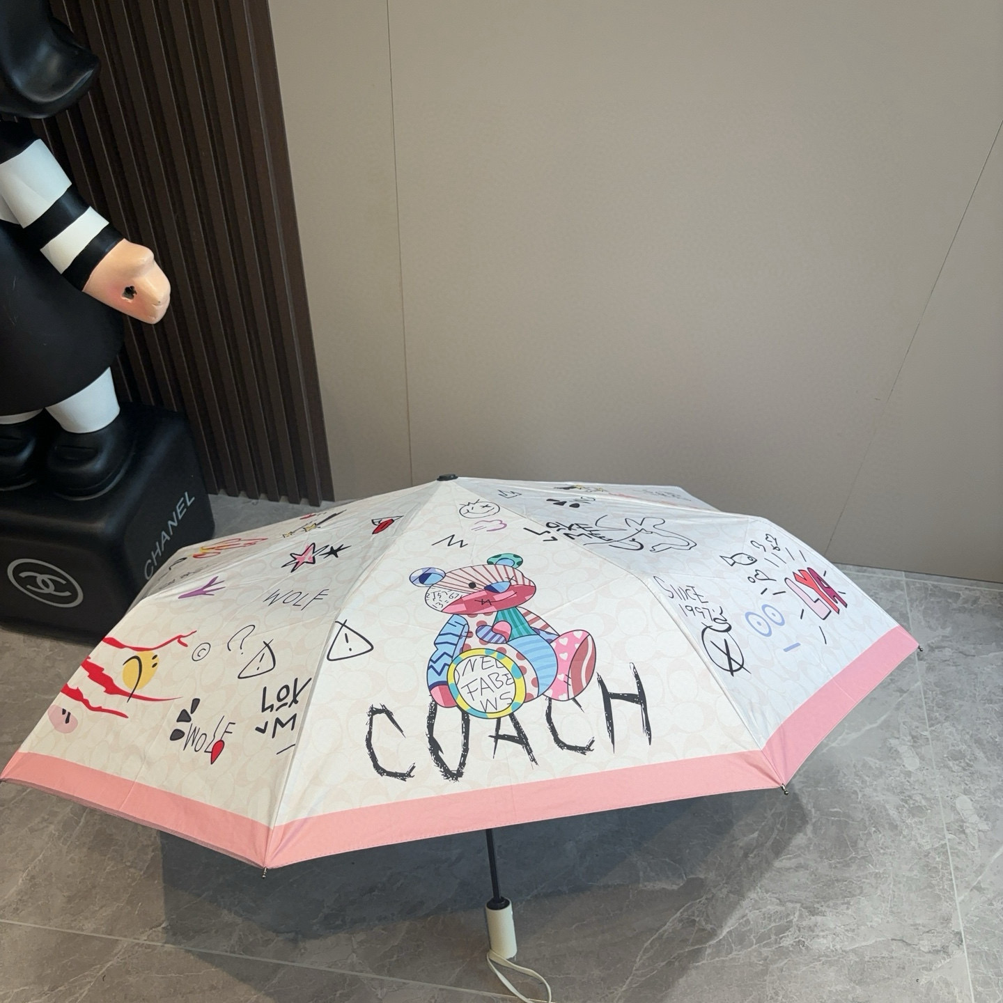 COACH（蔻驰）夏季新款 全自动折叠晴雨伞 
黑色涂层防晒有效阻隔紫外线99%，UF>50 
所以能起