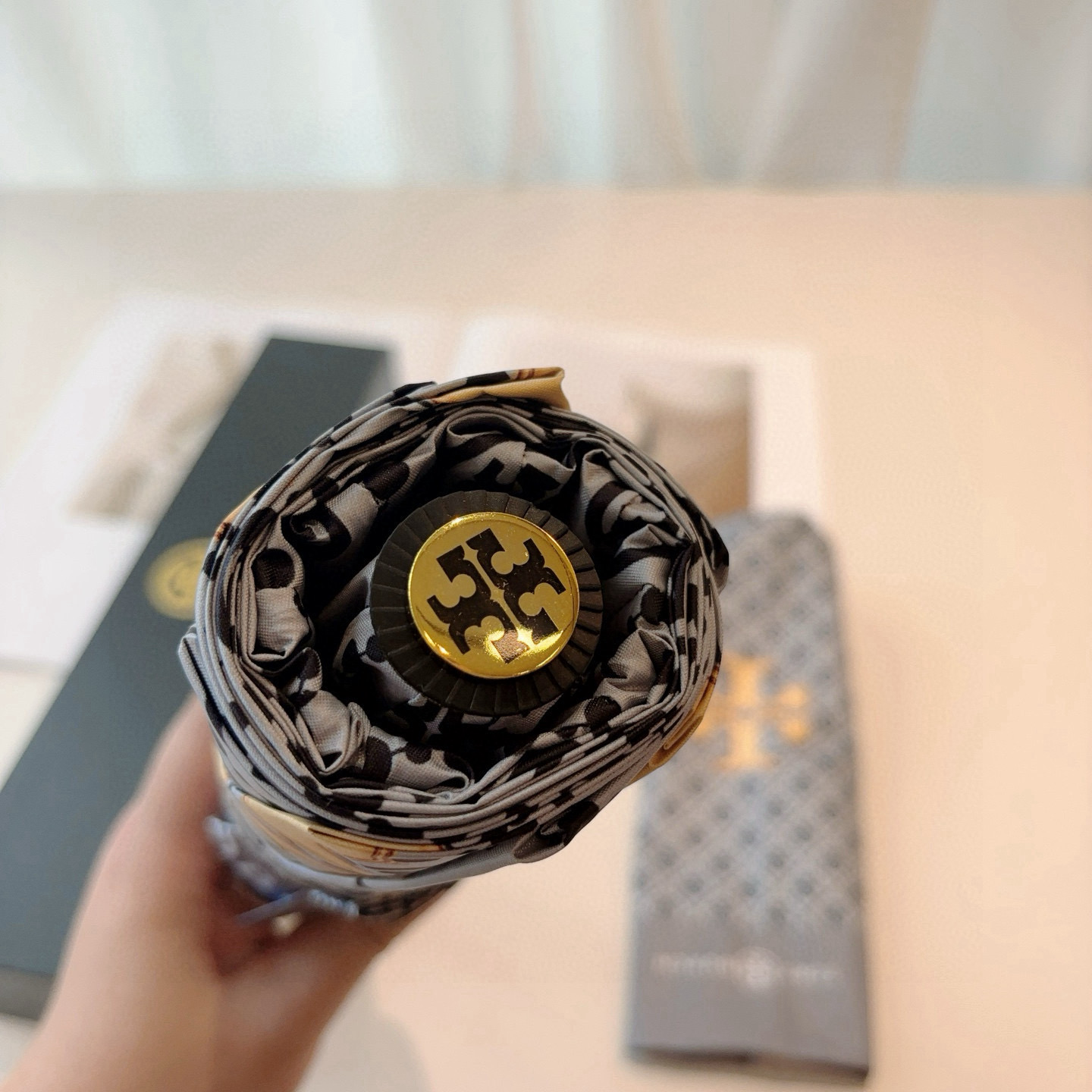  Tory Burch（托里伯奇）三折全自动开收黑胶遮阳防晒 UV晴雨伞 缩骨遮雨伞玫瑰玫瑰独家首发！给