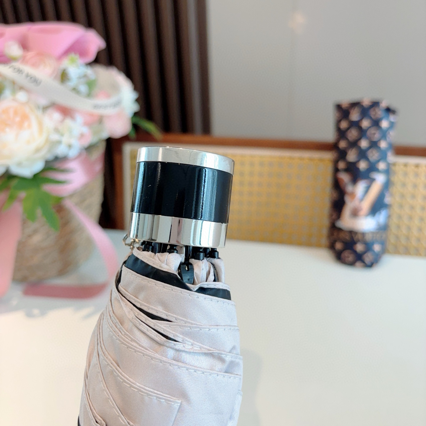  LOUIS VUITTON（路易威登）五折伞 热卖款 时尚指数爆表 不论晴天雨天使用都相得益彰 拥有它