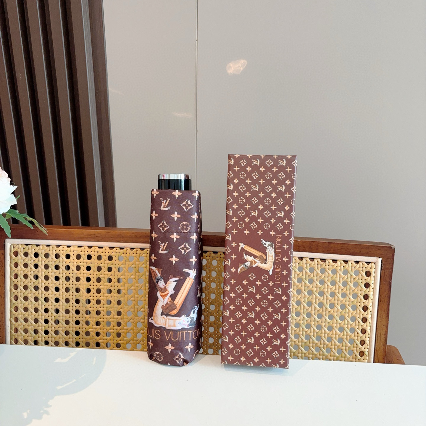  LOUIS VUITTON（路易威登）五折伞 热卖款 时尚指数爆表 不论晴天雨天使用都相得益彰 拥有它