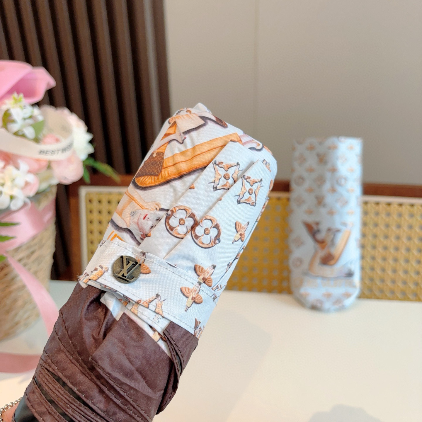  LOUIS VUITTON（路易威登）五折伞 热卖款 时尚指数爆表 不论晴天雨天使用都相得益彰 拥有它