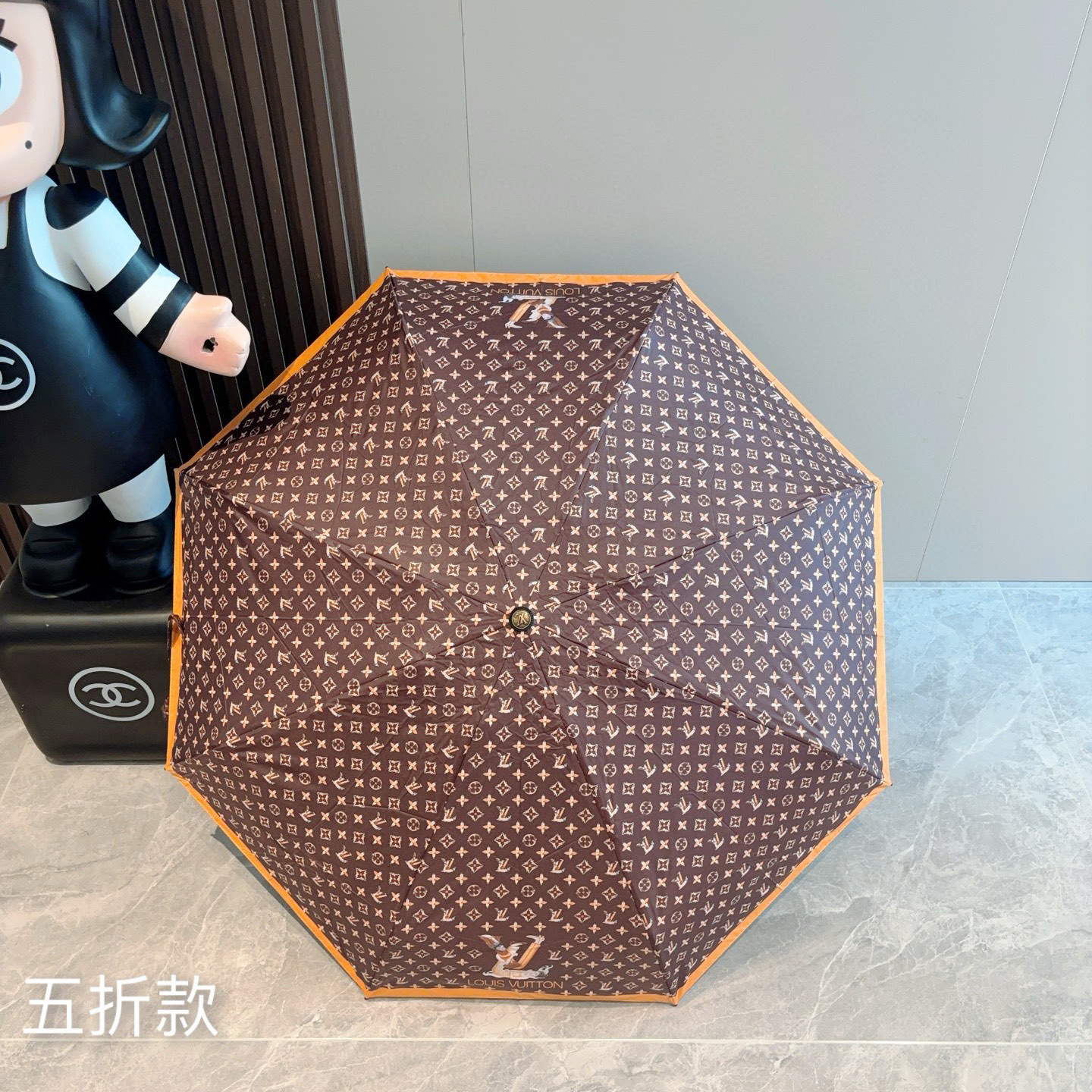  LOUIS VUITTON（路易威登）五折伞 热卖款 时尚指数爆表 不论晴天雨天使用都相得益彰 拥有它