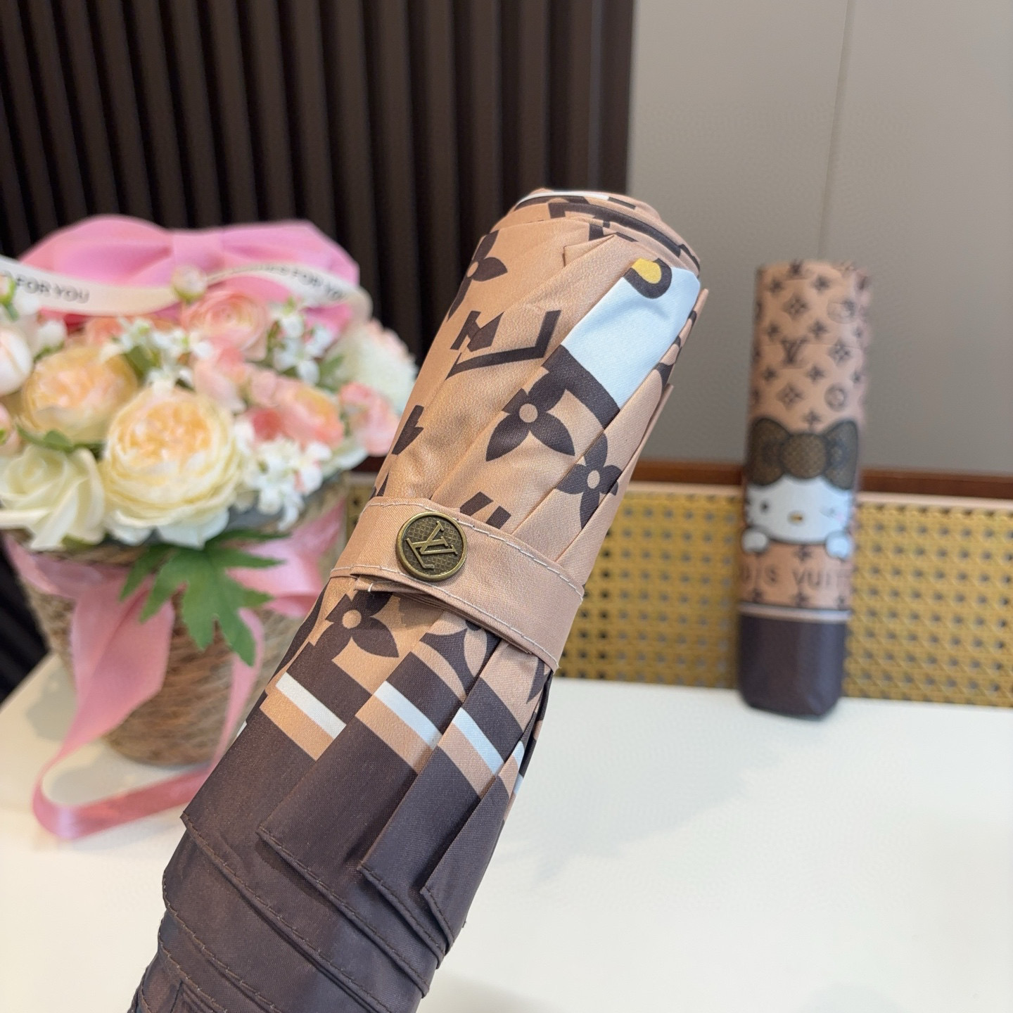  LOUIS VUITTON （路易威登）三折自动折叠晴雨伞 新涂层技术深色伞面 拥有令人惊喜的遮光效果
