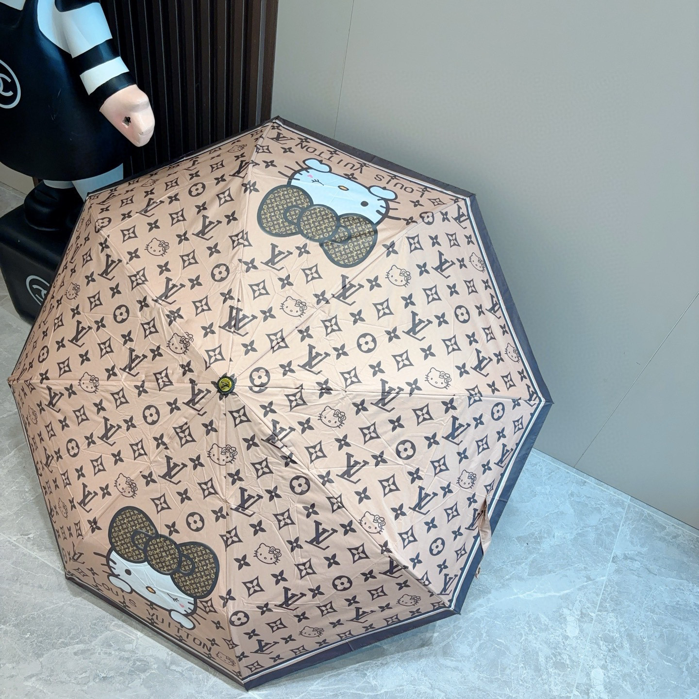  LOUIS VUITTON （路易威登）三折自动折叠晴雨伞 新涂层技术深色伞面 拥有令人惊喜的遮光效果