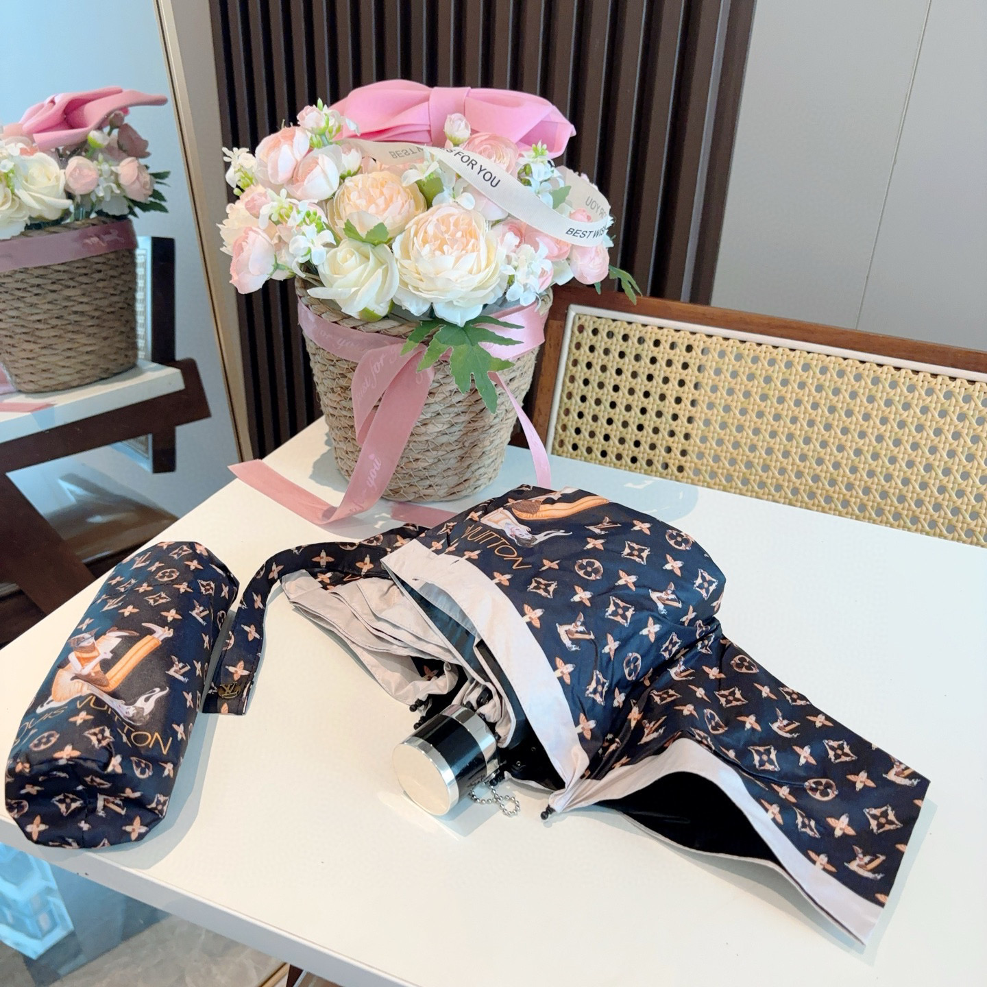  LOUIS VUITTON（路易威登）五折伞 热卖款 时尚指数爆表 不论晴天雨天使用都相得益彰 拥有它