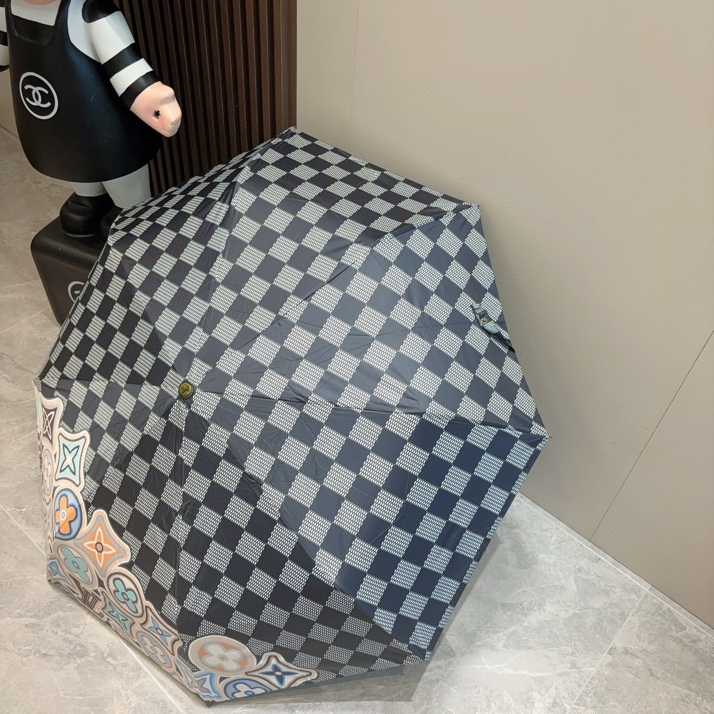  LOUIS VUITTON （路易威登）三折自动折叠晴雨伞 新涂层技术深色伞面 拥有令人惊喜的遮光效果