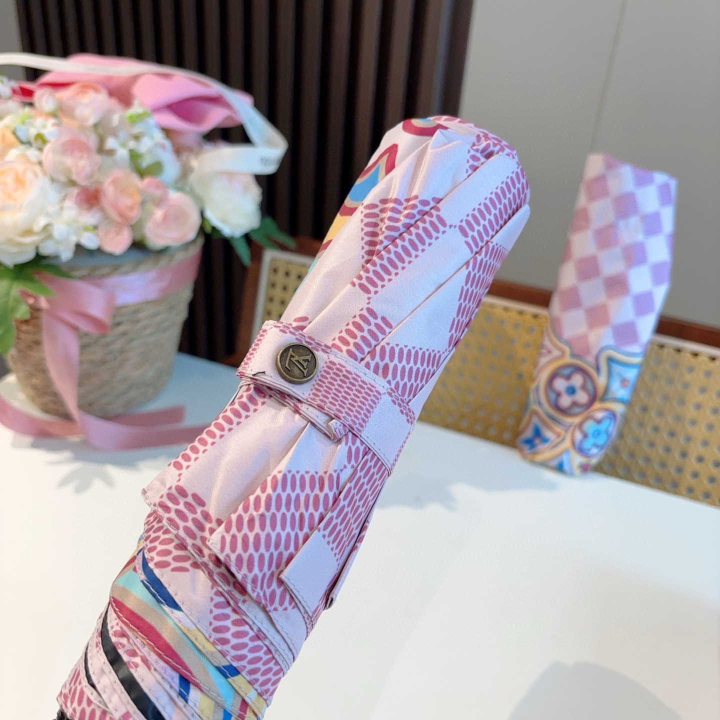  LOUIS VUITTON （路易威登）三折自动折叠晴雨伞 新涂层技术深色伞面 拥有令人惊喜的遮光效果