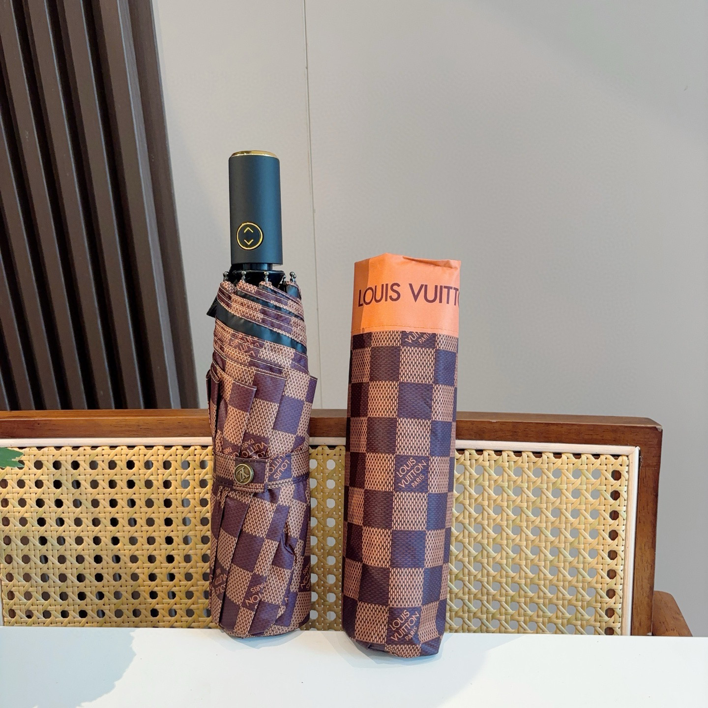  LOUIS VUITTON （路易威登）三折自动折叠晴雨伞 新涂层技术深色伞面 拥有令人惊喜的遮光效果