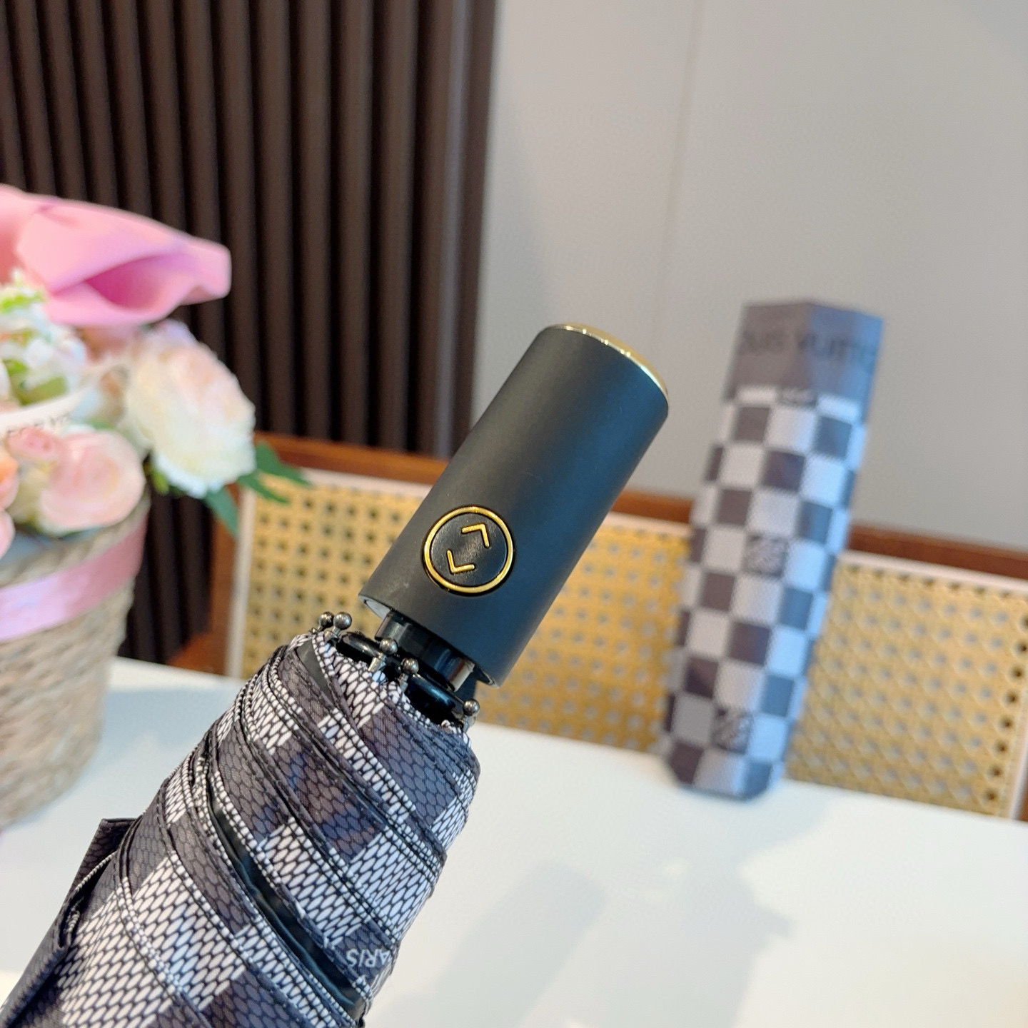  LOUIS VUITTON （路易威登）三折自动折叠晴雨伞 新涂层技术深色伞面 拥有令人惊喜的遮光效果