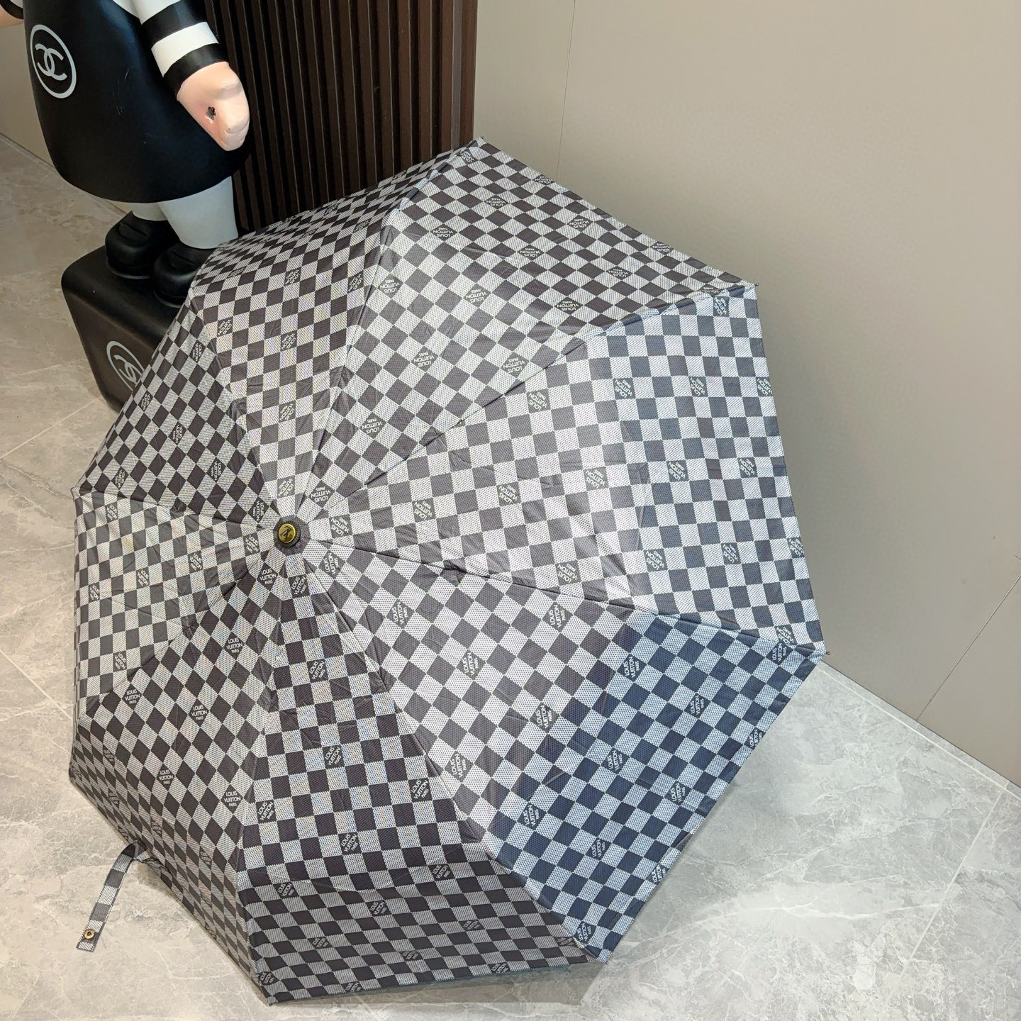  LOUIS VUITTON （路易威登）三折自动折叠晴雨伞 新涂层技术深色伞面 拥有令人惊喜的遮光效果