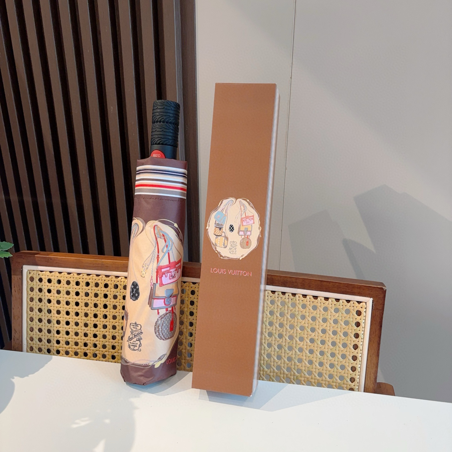  LOUIS VUITTON （路易威登）三折自动折叠晴雨伞 新涂层技术深色伞面 拥有令人惊喜的遮光效果