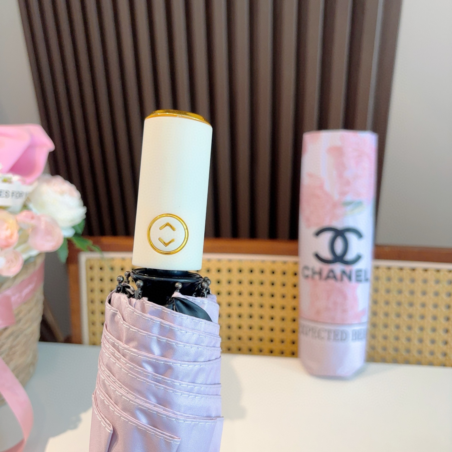  CHANEL（香奈儿）三折自动折叠晴雨伞 集合香奈儿灵魂LOGO为一体的设计风格高雅奢华 带在身上带来