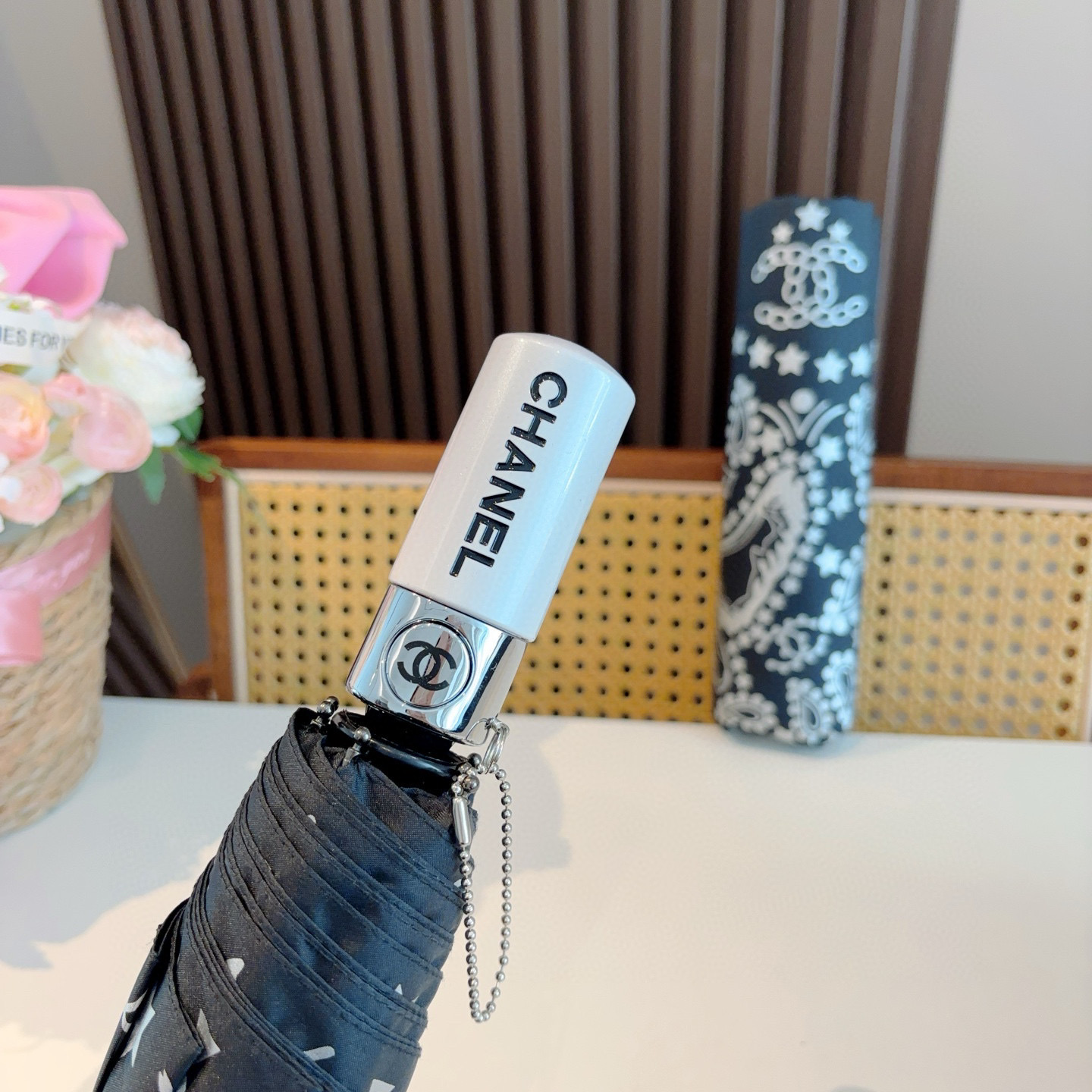  CHANEL（香奈儿）三折自动折叠晴雨伞 集合香奈儿灵魂LOGO为一体的设计风格高雅奢华 带在身上带来