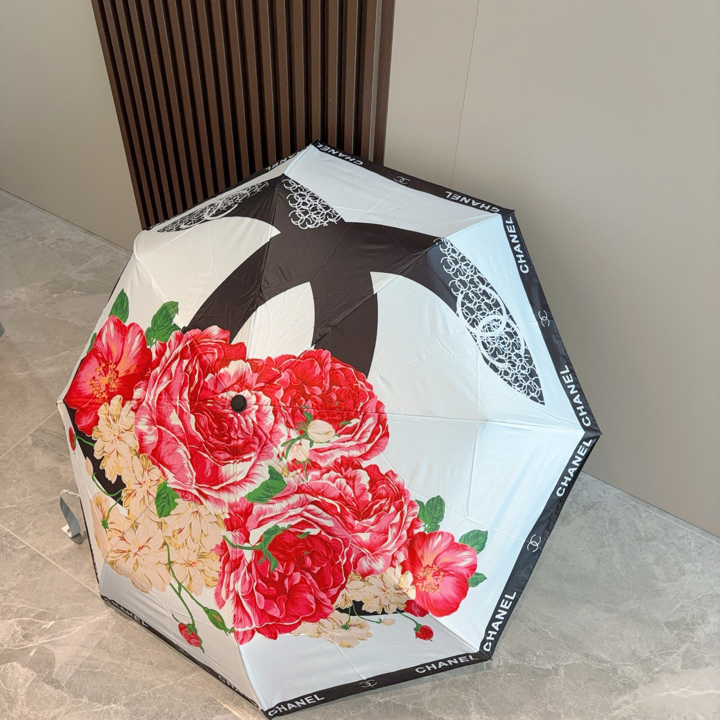  CHANEL（香奈儿）三折自动折叠晴雨伞 集合香奈儿灵魂LOGO为一体的设计风格高雅奢华 带在身上带来